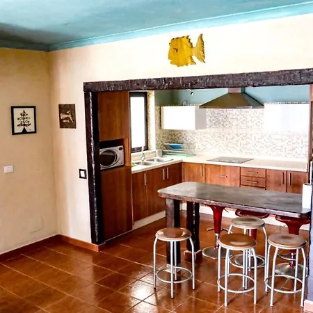 Holiday Calle Montina * טגיסי